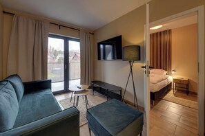 Leilighet, balkong, fjellutsikt | Oppholdsrom | Flatskjerm-TV