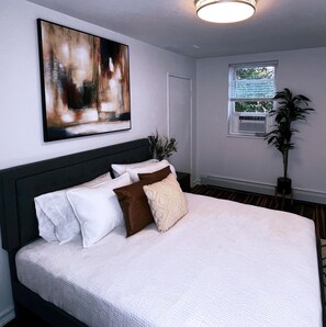 4 bedrooms, iron/ironing board, WiFi, bed sheets