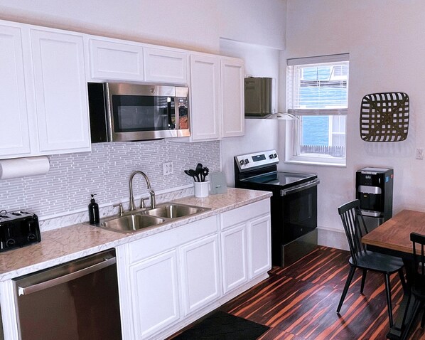 Mikrowelle, Ofen, Herdplatte, Geschirrspüler