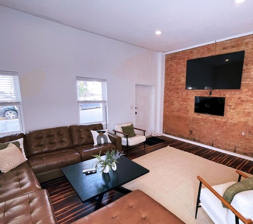 City Luxury @ Smart Pricing + Parking + Family-Friendly