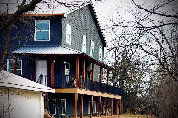 Lakehouse Lodge Front