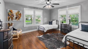 3 bedrooms, iron/ironing board, WiFi, bed sheets - Eclectic 3-bedroom home in exciting MidCity filled with local art! (Baton Rouge)