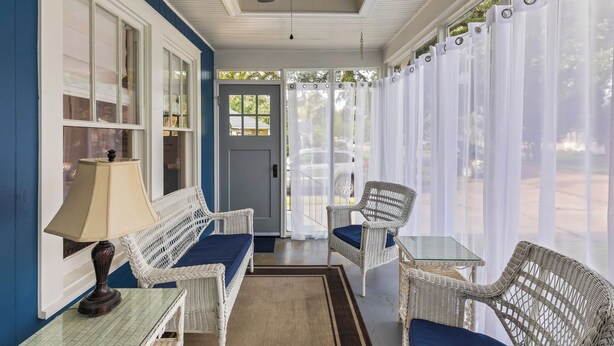 A porch with wicker furniture, a ceiling fan, and a view of the outside. - Eclectic 3-bedroom home in exciting MidCity filled with local art! (Baton Rouge)
