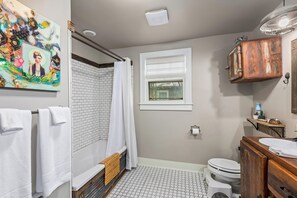Shower, hair dryer, bidet, towels