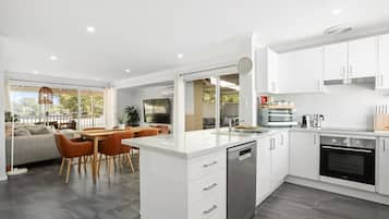 Microwave, oven, dishwasher, coffee/tea maker