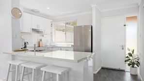 Micro-ondes, four, lave-vaisselle, cafetière/bouilloire