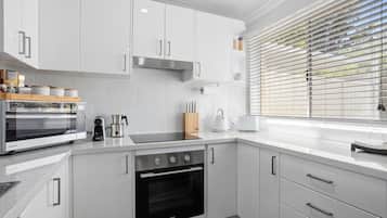 Microwave, oven, dishwasher, coffee/tea maker