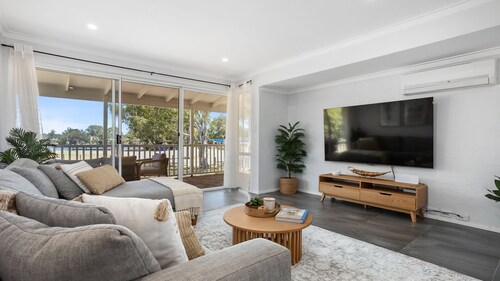 Riverside Bliss: Luxe Retreat in South Yunderup