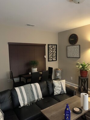 Smart TV, fireplace - Charming 2-bedroom house in pleasant Great Falls with WiFi, AC (Great Falls)