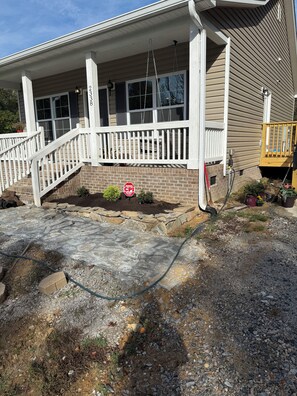 Exterior detail - Charming 2-bedroom house in pleasant Great Falls with WiFi, AC (Great Falls)