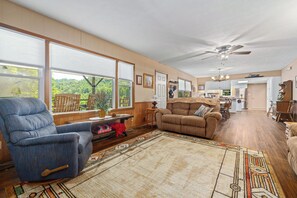 Smart-tv, een open haard en boeken