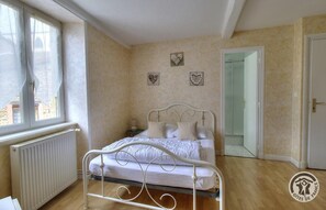 6 bedrooms, iron/ironing board, travel cot, free WiFi