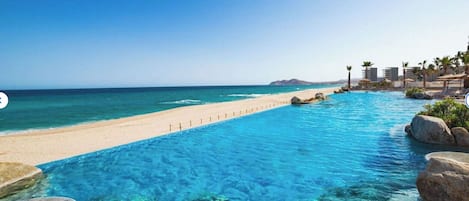 En la playa, sillas reclinables de playa, toallas de playa