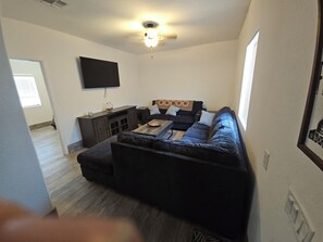 Smart TV - Cozy spacious modern guest house in charming Queen Creek with AC & WiFi (Queen Creek)