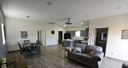 Cozy spacious modern guest house in charming Queen Creek with AC & WiFi
