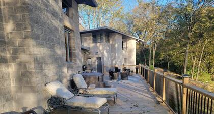 Charming 4-bedroom house with WiFi and AC directly on the Ohio River with dock.