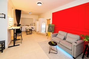 Smart TV, books, printers - 2-bedroom Studio Suite for Content Creators! (Nassau)
