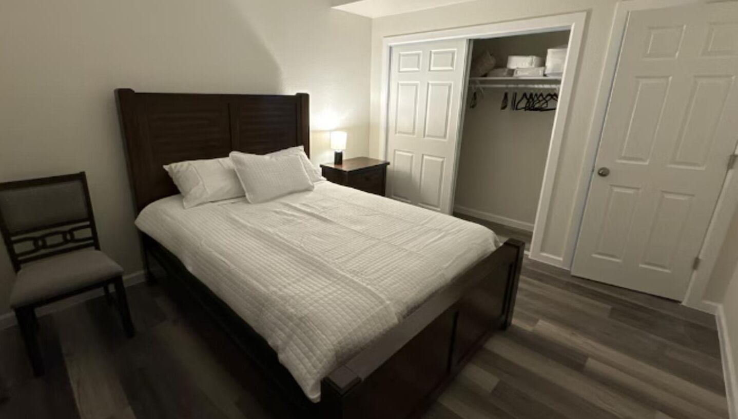 2 Schlafzimmer, Schreibtisch, Bügeleisen/Bügelbrett, Reisekinderbett