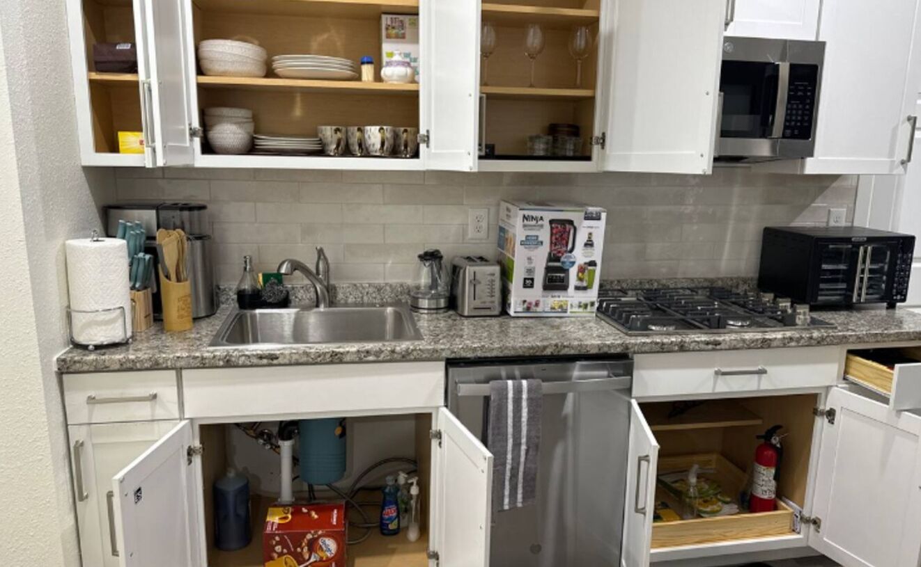 Kühlschrank, Mikrowelle, Herdplatte, Geschirrspüler