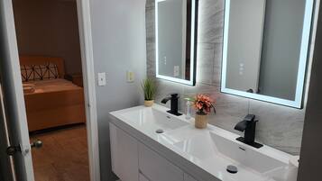 Bruser, hårtørrer, håndklæder, Sæbe