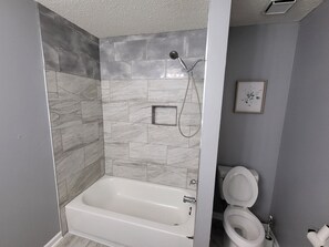 Een douche, een haardroger, handdoeken, zeep