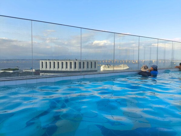 Piscina a l'aire lliure i piscina climatitzada