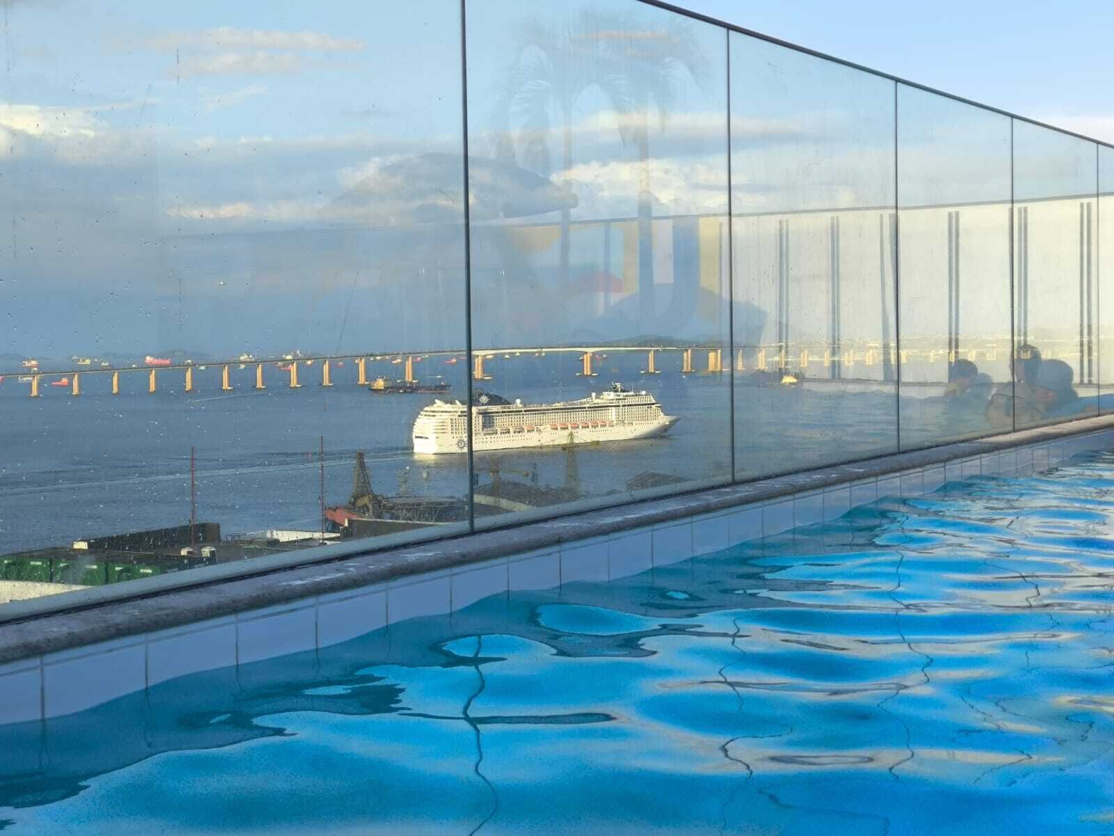 Una piscina al aire libre, una piscina climatizada