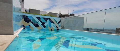 Utendørsbasseng og et oppvarmet basseng