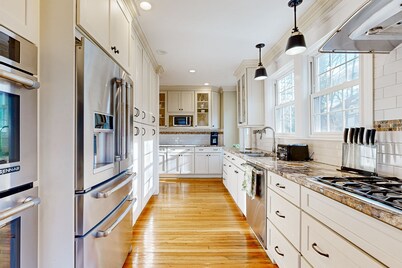 Charming home with deck- walkable to transit, shops & restaurants