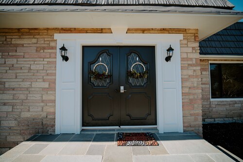 Elegant 5BR/3BA | Private Parking । Great Falls