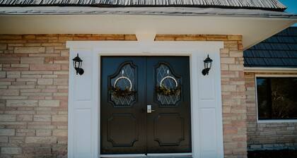 Elegant 5BR/3BA | Private Parking । Great Falls