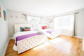 5 quartos, escrivaninha, ferros/tábuas de passar roupa