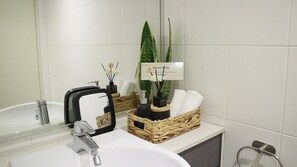 Shower, hair dryer, towels, soap - Cozy Minimalist 1 Br Apt near Hornsby mall & trains (Waitara)