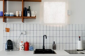 Réfrigérateur, micro-ondes, plaque de cuisson, cafetière/bouilloire