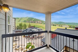 Property grounds - Conveniently located condo with wifi, shared pool & hot tub - walk to lifts (Steamboat Springs)