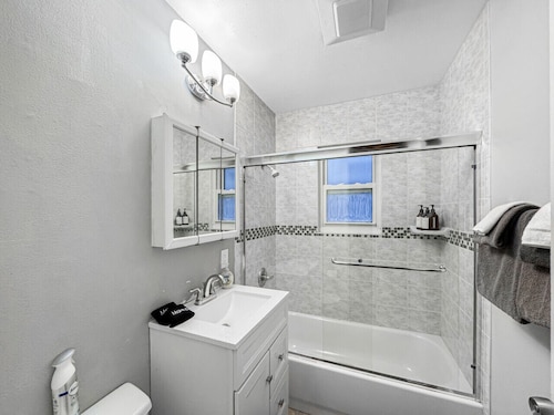 Cute two bedroom home in fantastic location!