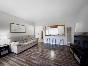 TV - Cute two bedroom home in fantastic location! (Mountain View)