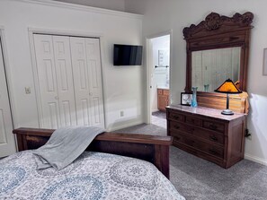 2 Schlafzimmer, Zimmersafe, Schreibtisch, Bügeleisen/Bügelbrett