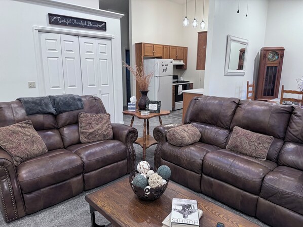 Smart-tv, videospil, bordtennisbord, bøger