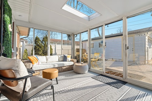 NEW! King Bed. 3TVs, Fireplace w Enclosed Patio, Fenced in Backyard, BBQ