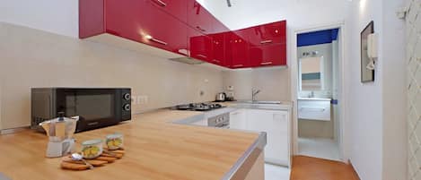 Fridge, microwave, stovetop, dishwasher