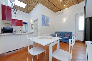TV - Cinque - Cozy apartment for 4 in the heart of Trastevere (Roma)