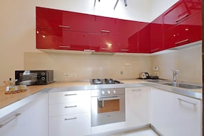 Réfrigérateur, four à micro-ondes, surface de cuisson, lave-vaisselle