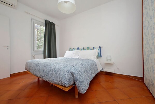 1 habitación, tabla de planchar con plancha, wifi gratis y ropa de cama 