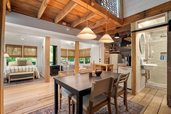 2 bedrooms, WiFi, bed sheets - Lake Burton Luxury Treehouse (Clayton)