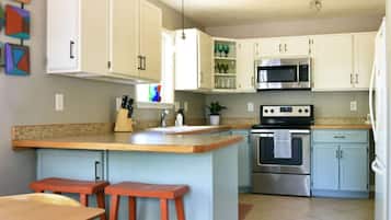 Køleskab, mikrobølgeovn, ovn, kogeplade