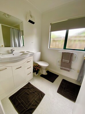 Douche, sèche-cheveux, serviettes fournies, savon