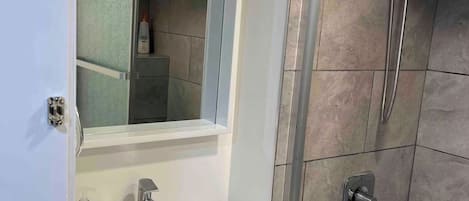 Een haardroger, handdoeken, zeep, toiletpapier