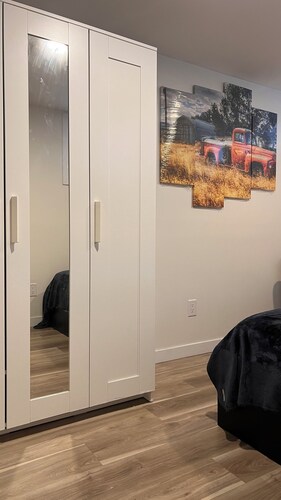 R5; 5 Star Private Room Parisan Night 6kms from Airport