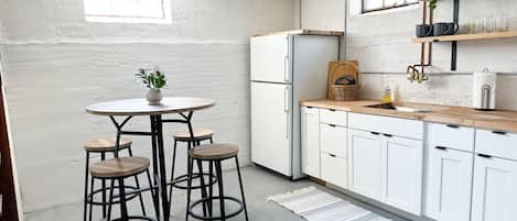 Kylskåp, mikrovågsugn, ugn och spishäll